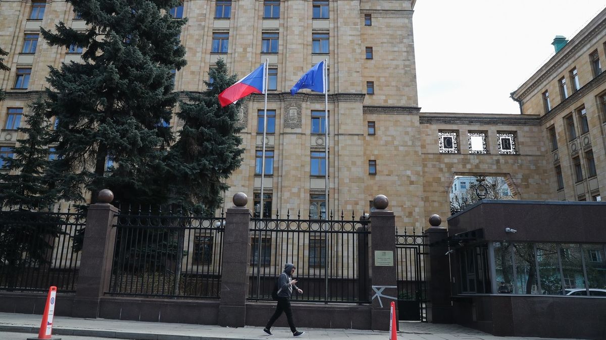 Moskva vymyslela trest pro Prahu: ambasádě radikálně seškrtala místní zaměstnance